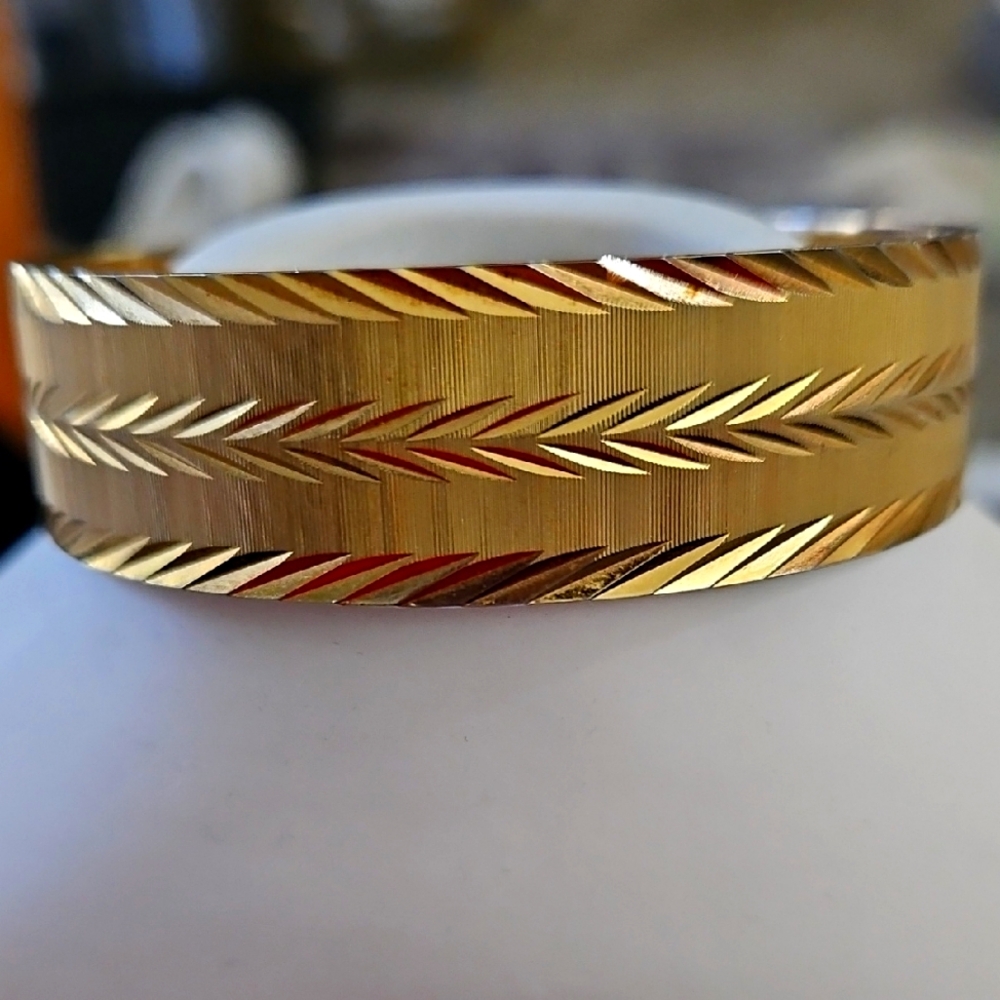MONET Vintage Diamond Cut Gold Wide Bangle Stacker Bracelet‎ Mid Century Bangle